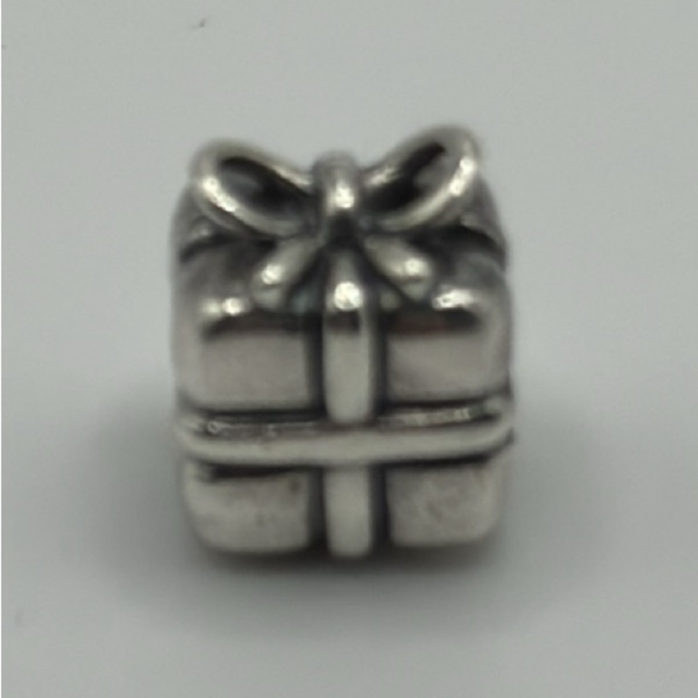 Pandora gift box charm